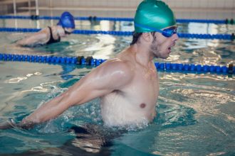 Nager 1 000 m en moins de 30 minutes : à quel rythme progresse-t-on quand on débute ?
