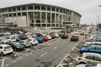 Vue aérienne du parking C4 du Stade Pierre Mauroy avec files de voitures à l'entrée