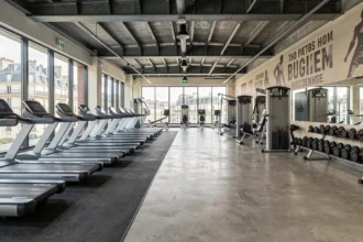 Vue panoramique d'une salle de fitness moderne en Gironde avec équipements de musculation et cardio
