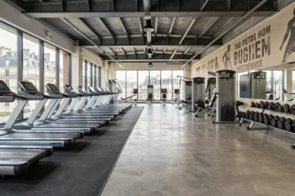 Vue panoramique d'une salle de fitness moderne en Gironde avec équipements de musculation et cardio